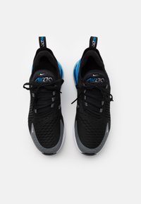 Nike Air Max 270 sneakers i svart med blå detaljer, med en mesh-övre del, texturerad sula och synlig luftdämpning i hälen.