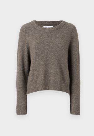 Suéter recortado marrón oscuro hecho de material suave, con cuello redondo, mangas largas y puños y dobladillo acanalados.