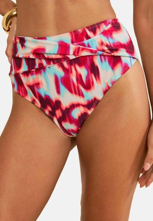 Hoch taillierte Bikinihose mit abstraktem Batikmuster in Rot, Pink, Blau und Weiß und einem umgeschlagenen Stoffdetail an der Taille.