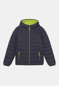 Tmavě modrá prošívaná bunda s kapucí, limetkově zelený zip a ozdoby na kapsách, celý zip zapnutý, rukávy prodloužené, na bílém pozadí.