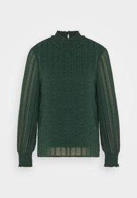 Blouse vert foncé avec un col montant à volants, manches longues en voile transparent, rayures verticales texturées et poignets élastiqués.