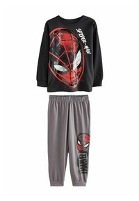 Zwarte longsleeve shirt met een rood-wit Spider-Man graphic; grijze broek met een kleiner Spider-Man logo en zwarte letters.
