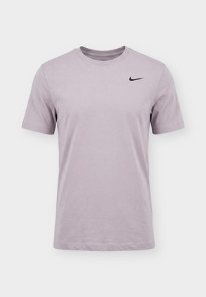 Ανοιχτό μοβ κοντομάνικη μπλούζα Nike με στρογγυλή λαιμόκοψη και μικρό μαύρο λογότυπο Nike στο αριστερό μέρος του στήθους.