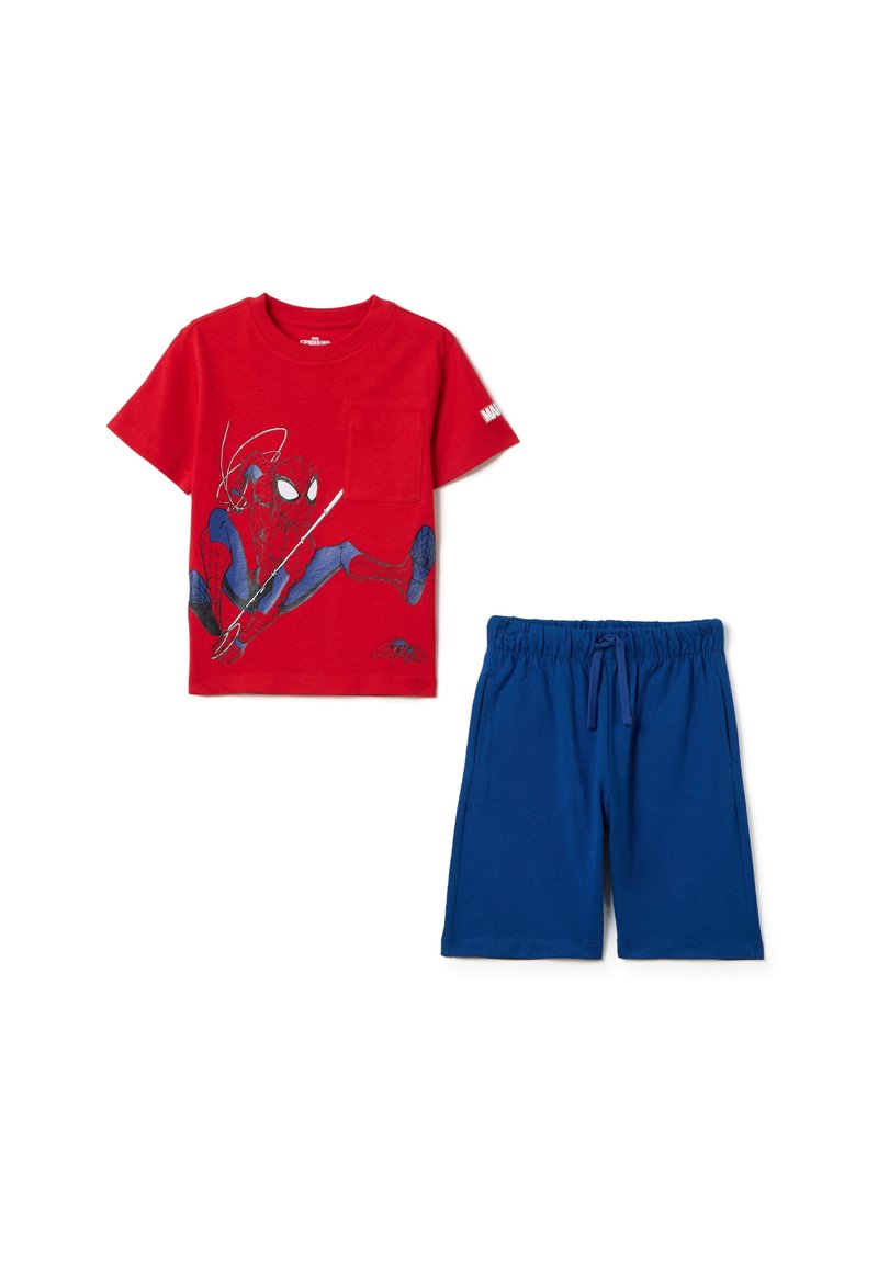 Camiseta de algodón roja con un gráfico de Spiderman y un bolsillo; combinada con pantalones cortos de algodón azul con una cinturilla elástica y bolsillos laterales.