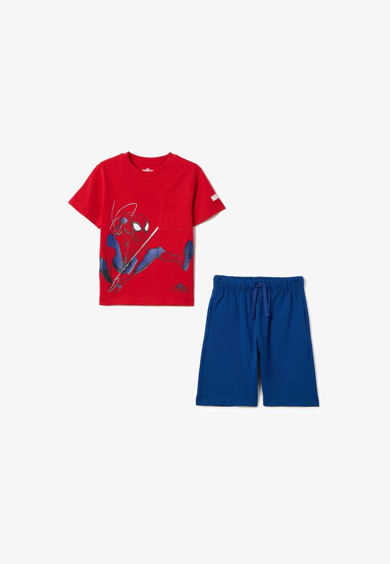 Camiseta de algodón roja con un gráfico de Spiderman y un bolsillo; combinada con pantalones cortos de algodón azul con una cinturilla elástica y bolsillos laterales.