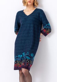 Trikotažna haljina tamnoplave boje s V-izrezom, rukavima do tri četvrtine i dekorativnim šarenim uzorcima na rubu u crvenoj, plavoj i žutoj boji.