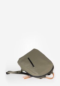 Zaino verde oliva realizzato in un tessuto liscio e resistente all'acqua, dotato di una tasca frontale con zip, tirazip in pelle e spallacci regolabili.