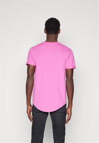 Calvin Klein Jeans BADGE TURN UP SLEEVE - Základné tričko - pink amour