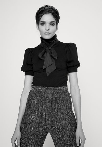 Alice + Olivia CHASE PUFF RUFFLE - T-shirt estampada - black