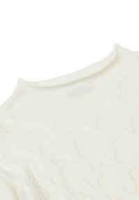 Biały dziany sweter z fakturowanym wzorem warkocza i okrągłym dekoltem. Tkanina wydaje się miękka, o gładkiej, równomiernej fakturze.