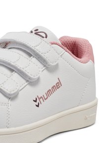 Weiße Sneaker aus strukturiertem Synthetikmaterial, ausgestattet mit zwei Klettverschlussriemen, pinken Akzenten und einem braun auf der Seite aufgedruckten Logo.