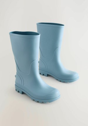 Lichtblauwe rubberen regenlaarzen met getextureerde zolen, een gladde buitenkant, ronde toppen en een versterkte hiel; ontworpen voor waterdichtheid.