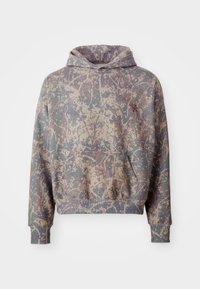 Hættebluse i camouflage-mønster med blå, beige og brune nuancer. Har en frontlomme og ribbede manchetter og kant. Lavet af blødt stof.