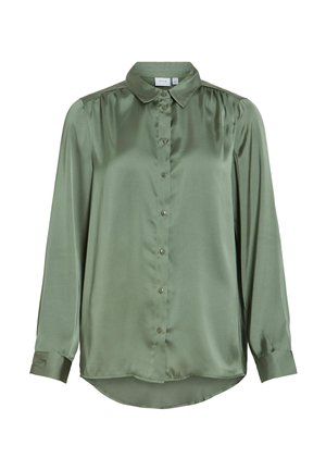 Chemisier long à manches longues en satin vert olive avec un col classique et des détails légèrement froncés aux épaules.