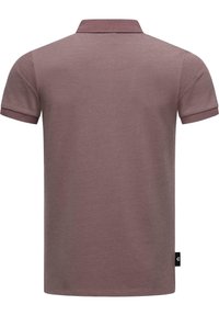 Kortærmet polo-shirt i støvet rosafarve, lavet af tekstureret stof, med klassisk krave og sidelabel-detalje.
