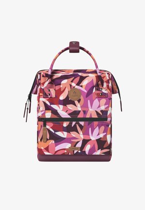 Multifarbener Blumenmuster-Rucksack mit einem stabilen Griff, einer vorderen Reißverschlusstasche und Lederakzenten sowie einer glänzenden Oberfläche.