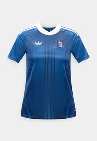 Μπλε ποδοσφαιρική φανέλα με κοντά μανίκια, λευκό γιακά, κάθετες ρίγες, λογότυπο Adidas και έμβλημα της εθνικής ομάδας της Ελλάδας στο στήθος.