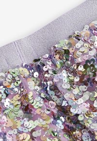 Tessuto lavanda con paillettes circolari sovrapposte e riflettenti in vari colori pastello; presenta una superficie testurizzata con una leggera lucentezza.