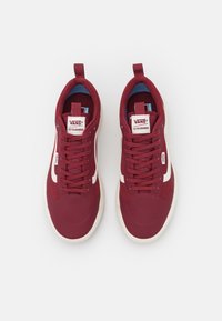 Maroon Vans UltraRange tenisice s bijelim bočnim detaljima, sa gornjim dijelom od teksturiranog materijala, vezanjem na vezice i podstavljenim ovratnikom za udobnost.