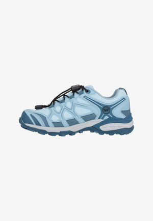Baskets de sport bleu clair avec un tissu texturé, des accents gris, des lacets élastiques noirs et une semelle robuste conçue pour la traction.