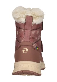 Rosa vinterstövel med fluffig vit pälskrage, snöflingemönster och kardborreband. Har en texturerad sula och logotyp på baksidan.