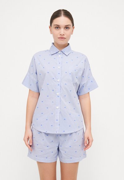 Chemise à manches courtes rayée bleu et blanche avec une petite broderie bleue et un short assorti, avec un col boutonné et en tissu en coton doux.