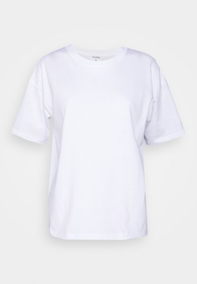 Hvit bomulls T-skjorte med rund hals, korte ermer og avslappet passform. Har minimal merking ved halsen. Glatt tekstur.