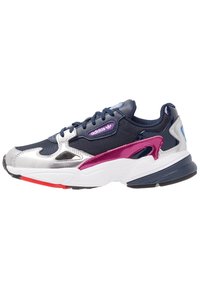 Marinblå mesh-sneakers med silverfärgade syntetiska detaljer och lila accenter. Har en kraftig skum-sula och en texturerad gummiyttersula.