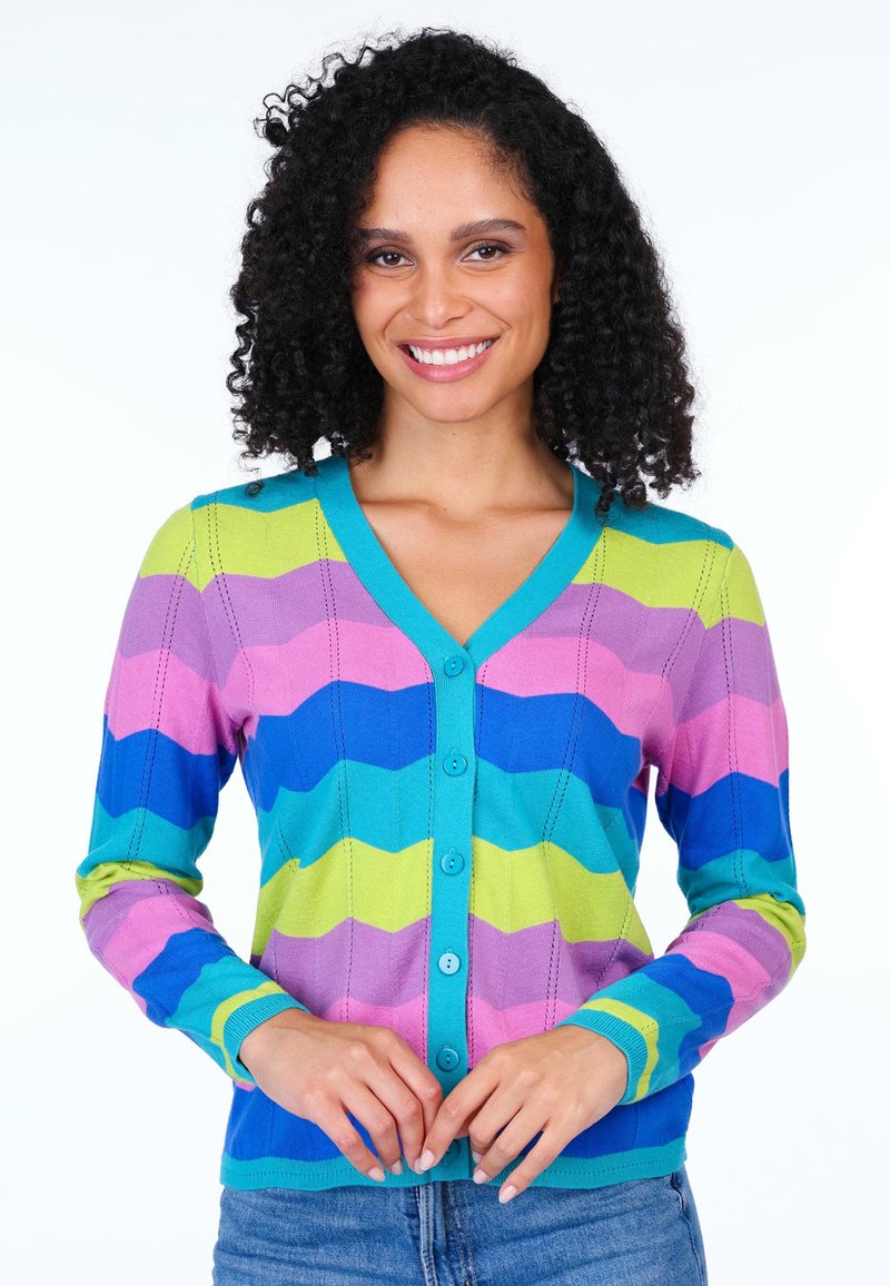 Gestrickter Cardigan mit einem Zickzackmuster in lebhaften Farben: Pink, Blau, Grün und Lila. V-Ausschnitt, Knopfverschluss und lange Ärmel.