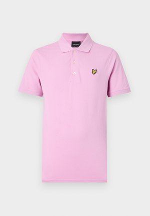 Polo majica kratkih rukava u svijetlo ružičastom pamuku s tri dugmeta i izvezenim žutim logotipom na lijevoj strani grudi. Glatka tekstura.