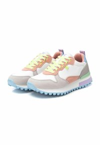 Sneaker sportive con tomaia in pelle bianca, accenti di rosa pastello e verde, scamosciato grigio testurizzato e suola in gomma blu chiaro.