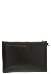 Černé kožené pouzdro se zipovým uzávěrem, s hladkou texturou a štíhlým, obdélníkovým tvarem. Obsahuje zadní kapsu pro další úložný prostor.