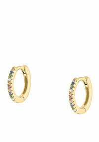 Guldøreringe med hoop-design, der har en række af flerfarvede ædelsten langs den ene kant, med en glat, poleret overflade og sømløs lukning.