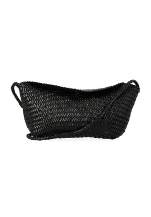 Sac à main en cuir tressé noir en forme de croissant avec une longue bandoulière et une petite poignée sur le côté, présenté sur fond blanc.