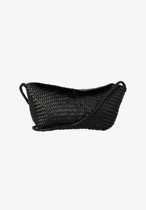 Borsa a mezzaluna in pelle intrecciata nera con tracolla lunga e piccolo manico laterale, esposta su sfondo bianco.