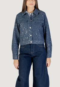 Giubbotto in denim blu scuro con decorazioni scintillanti, design cropped, maniche lunghe, chiusura con bottoni e quattro tasche frontali.