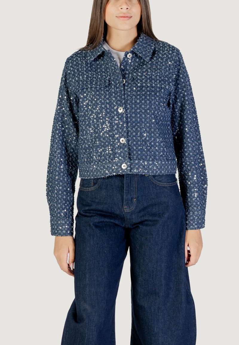Giubbotto in denim blu scuro con decorazioni scintillanti, design cropped, maniche lunghe, chiusura con bottoni e quattro tasche frontali.
