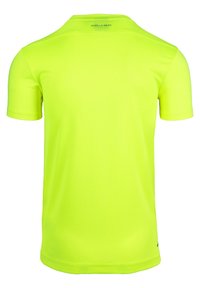 Fluorescent dzeltena sporta t-kreklā ar īsām piedurknēm, apaļu kakla izgriezumu un elpojošu audumu. Aizmugurē ir diskrēta zīmola identifikācija.