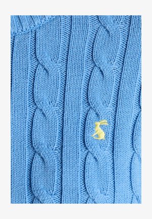 Blauer Strickstoff mit vertikalem Zopfstrickmuster und kleinem gelbem, gesticktem Hasendetail auf einem Zopfstrang.