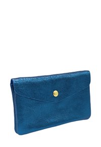 Pochette métallique bleue avec une surface texturée, rabat de style enveloppe et un imposant bouton doré de fermeture. Design compact et élégant.