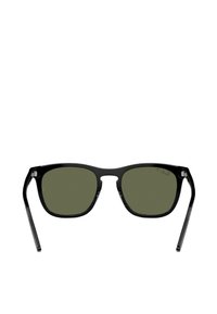Occhiali da sole neri con montatura quadrata e lenti verdi. Realizzati in plastica, presentano una finitura lucida e sottili aste nere, design semplice senza decorazioni.