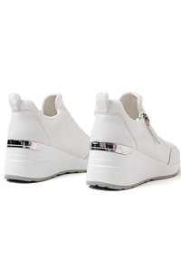Sneakers wedge bianchi con chiusura a zip, upper in tessuto testurizzato e un accento cromo lucido sul tallone. Suola liscia per un comfort maggiore.