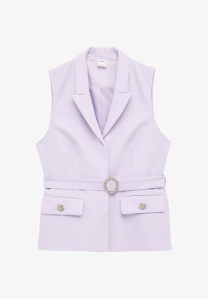 Blazer lavande sans manches avec col à revers, deux poches à rabat avec boutons décoratifs, et une ceinture assortie avec une boucle ronde ornée de bijoux.