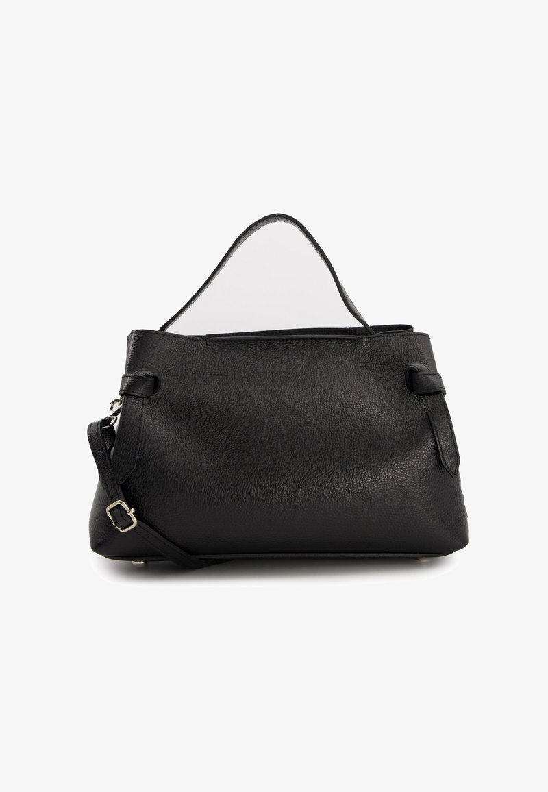 Sac à main en cuir noir avec une surface texturée, un haut incurvé, une bandoulière réglable et un design minimaliste. Présente des accents sur les côtés.
