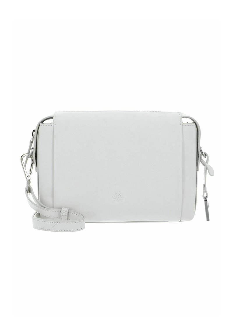Sac bandoulière blanc avec texture en cuir lisse, design minimaliste, quincaillerie en argent, sangle réglable et détail de logo embossé.