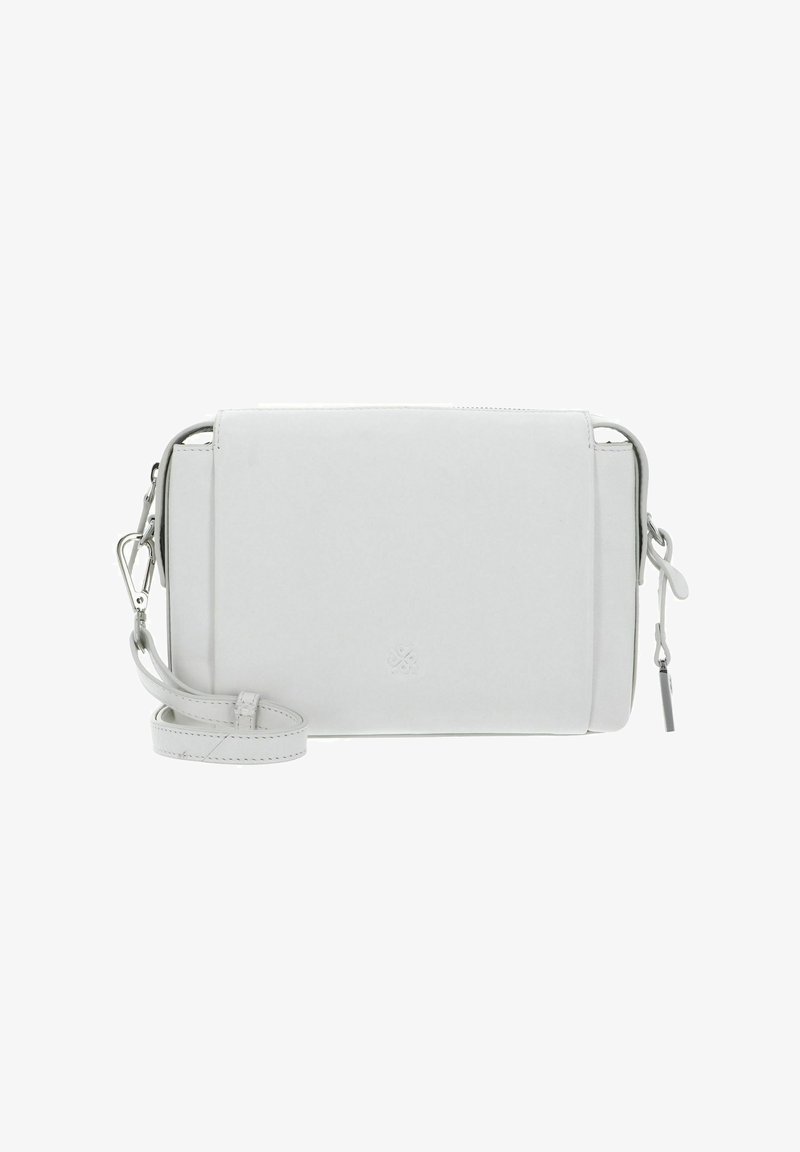 Sac bandoulière blanc avec texture en cuir lisse, design minimaliste, quincaillerie en argent, sangle réglable et détail de logo embossé.