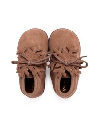 Scarpe in suede marrone con ritagli a forma di fiocco di neve sulla parte anteriore, punta tonda e lacci marroni. Superficie testurizzata e interno imbottito.