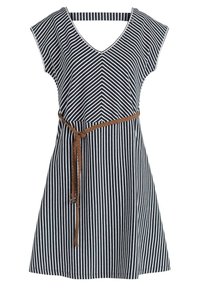 Robe courte à manches courtes avec rayures verticales noires et blanches, encolure en V, bride ouverte dans le dos et ceinture tressée marron nouée à la taille.