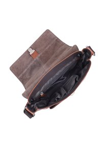 Borsa a tracolla in pelle marrone e camoscio aperta per mostrare più scomparti interni e una tasca con zip foderata in nero.