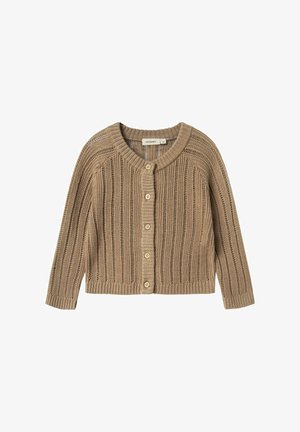 Bēša adīta džemperis ar ribotu dizainu, apaļu kakla izgriezumu un piecu pogu aizdari. Izgatavots no mīksta materiāla ar teksturētu apdari.